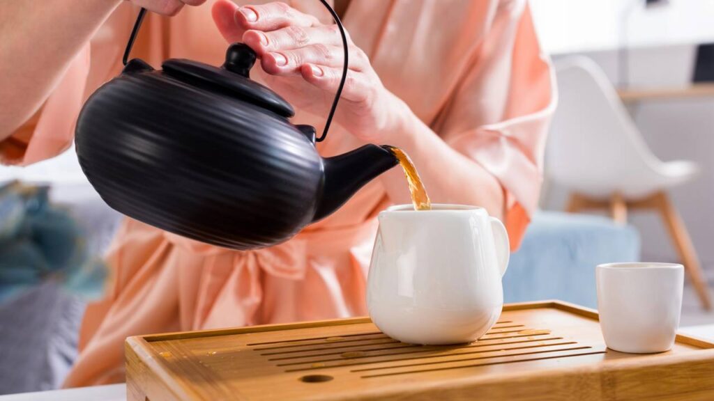 Receita de chá de folha de abacate que virou febre entre os amantes da vida saudável
