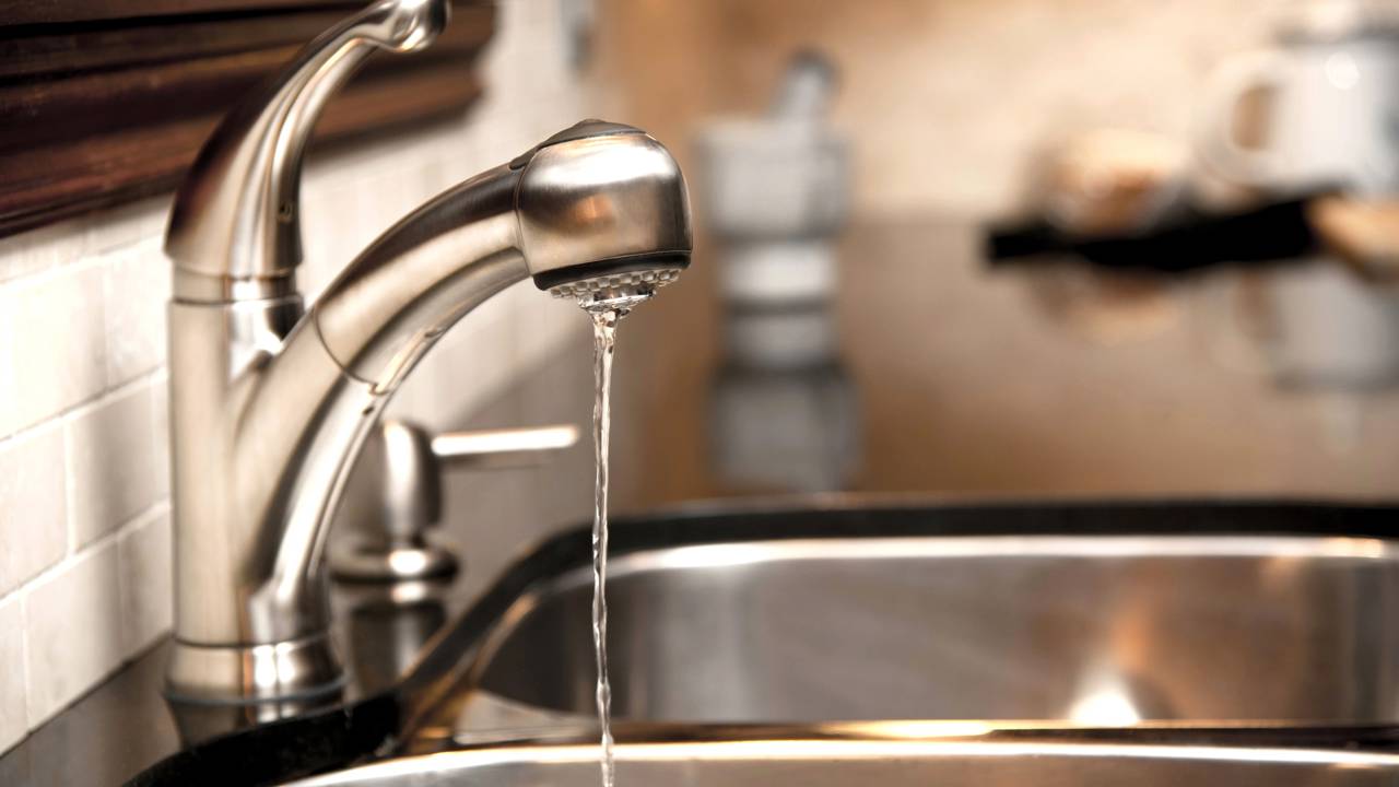 Você já testou limpar sua torneira com limão e sal? Esta combinação surpreendente pode oferecer uma limpeza prática e sustentável, deixando as superfícies brilhantes sem esforço