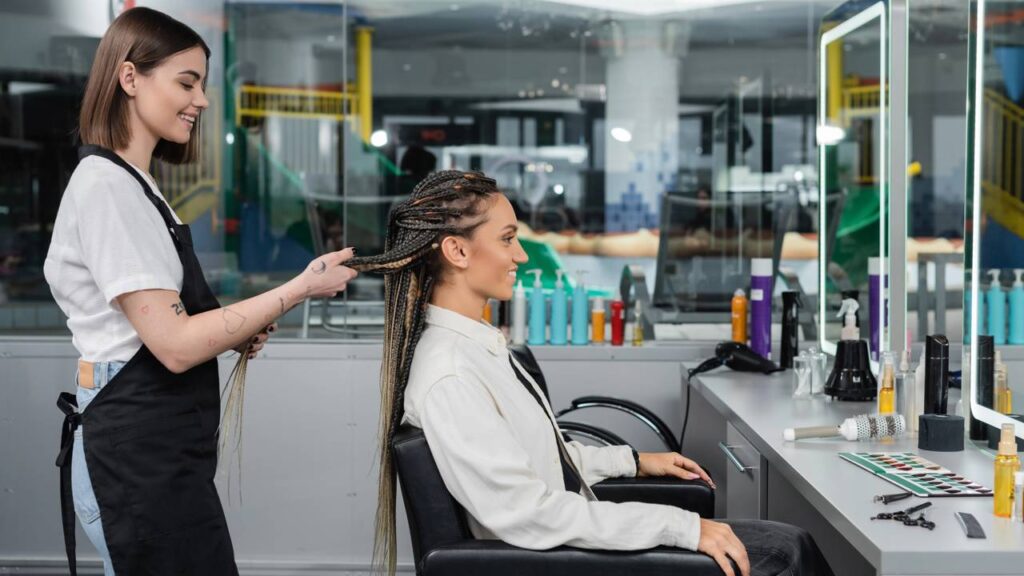 Nos desfiles de moda, as tendências envolvem não apenas roupas e acessórios, mas também os penteados, que desempenham papel fundamental na definição do visual de uma coleção. As tranças vêm dominando a cena internacional, trazendo inovação, elegância e criatividade aos cabelos das modelos.