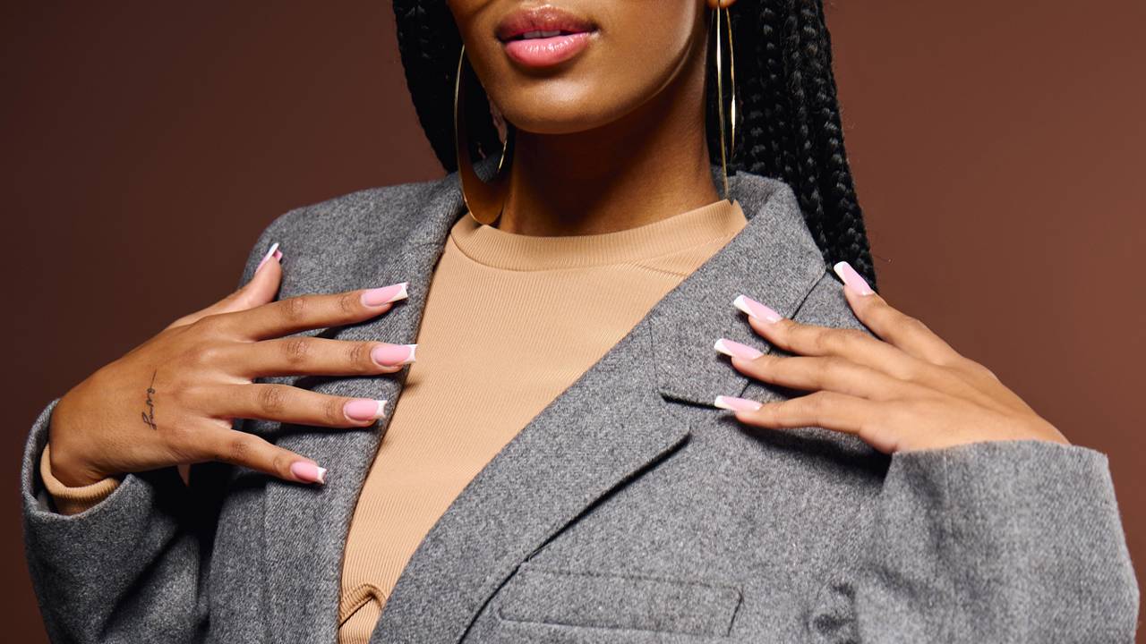 5 cores de esmalte que deixam suas mãos mais elegantes