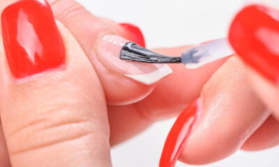 Aplicar esmalte em camadas muito grossas pode parecer uma solução rápida para alcançar uma cor mais intensa, mas, na prática, pode prejudicar tanto o visual quanto a saúde das unhas