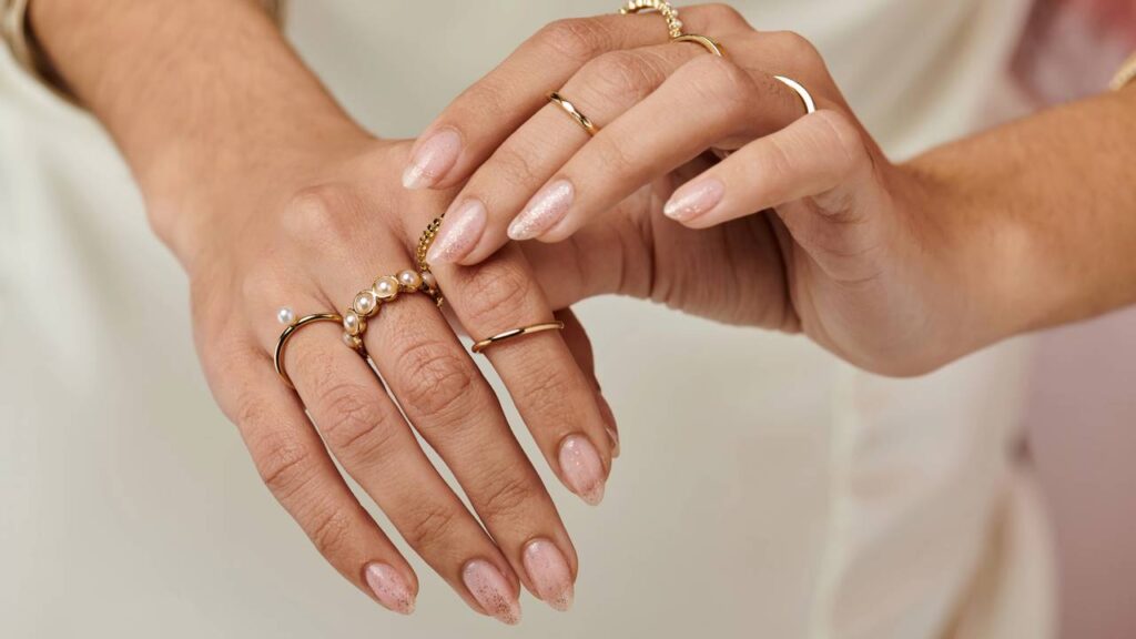 A tendência de esmaltes claros voltou e promete dominar as unhas elegantes