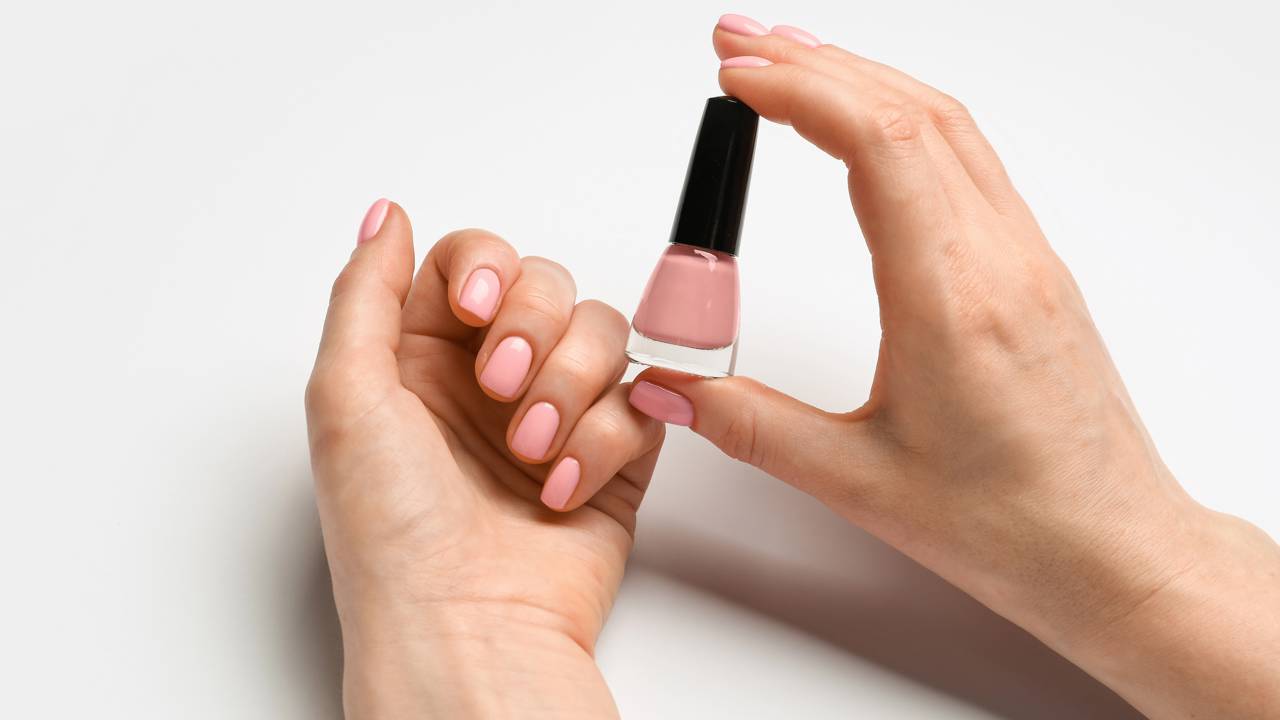 A tendência de esmaltes claros voltou e promete dominar as unhas elegantes