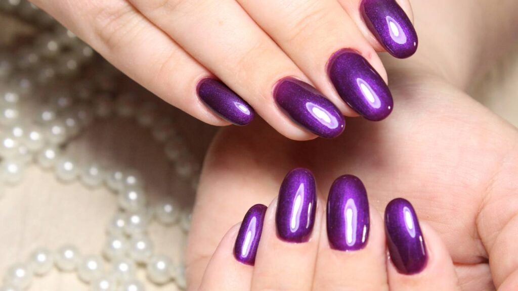 As unhas cromadas conquistaram o cenário da beleza e vêm dominando as redes sociais, tornando-se uma escolha moderna para quem busca originalidade