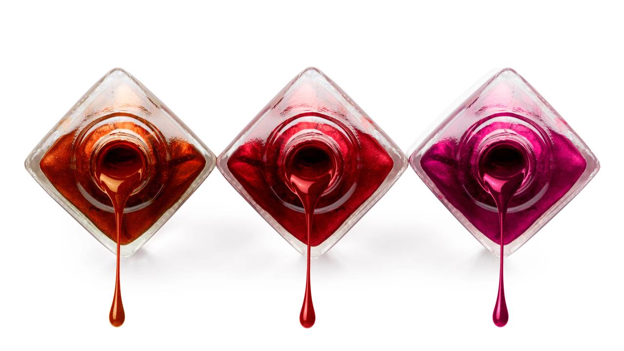 As unhas cromadas conquistaram o cenário da beleza e vêm dominando as redes sociais, tornando-se uma escolha moderna para quem busca originalidade