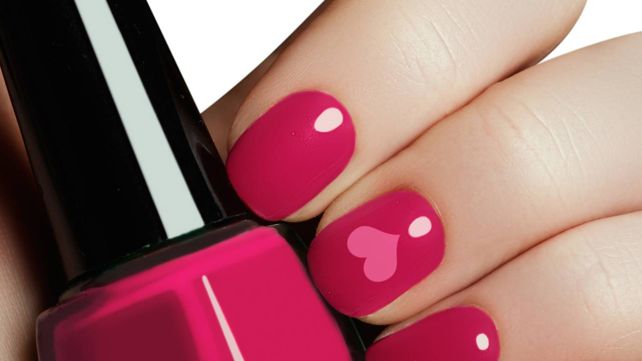 A arte de decorar unhas está cada vez mais acessível e permite adicionar um toque de criatividade e estilo ao visual, mesmo sem experiência profissional. Com técnicas simples e um pouco de prática, é possível criar designs chamativos e elegantes em casa. Descubra seis ideias de unhas decoradas que qualquer pessoa pode fazer, independentemente do nível de habilidade.