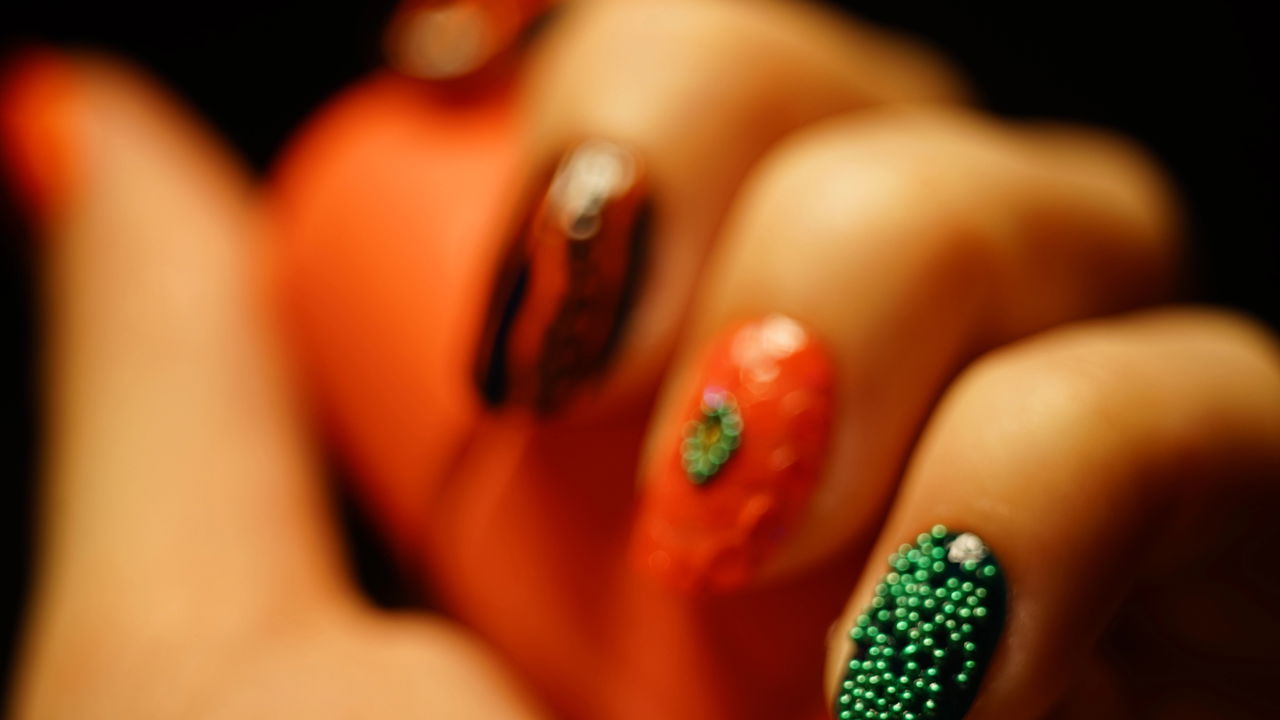 Escolher o esmalte metálico perfeito exige atenção a detalhes que vão além da cor