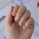 Os estilos de nail art minimalista continuam em alta, proporcionando um visual sofisticado e elegante para quem aprecia unhas discretas, mas repletas de personalidade