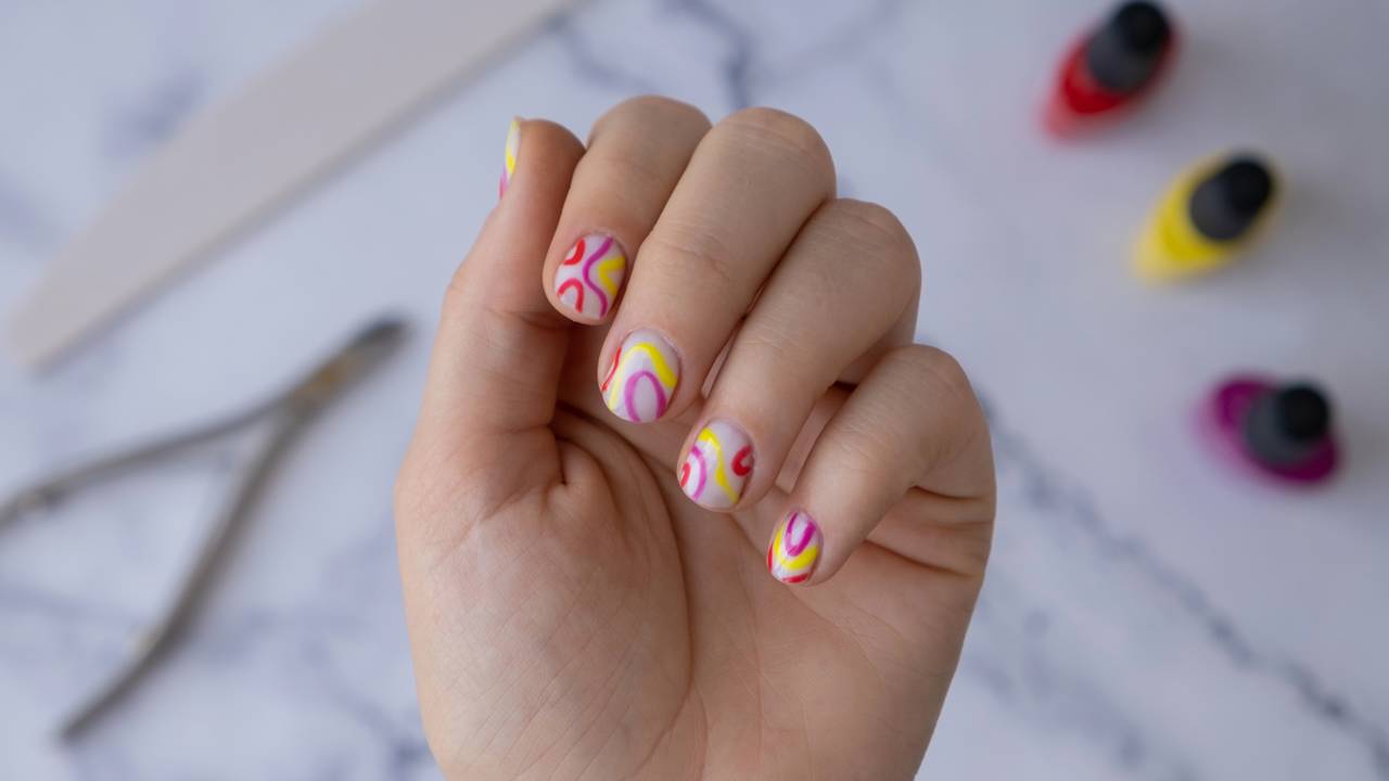 Os estilos de nail art minimalista continuam em alta, proporcionando um visual sofisticado e elegante para quem aprecia unhas discretas, mas repletas de personalidade