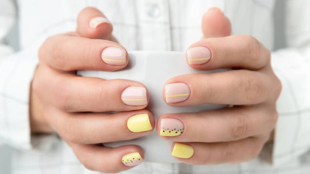 Os estilos de nail art minimalista continuam em alta, proporcionando um visual sofisticado e elegante para quem aprecia unhas discretas, mas repletas de personalidade