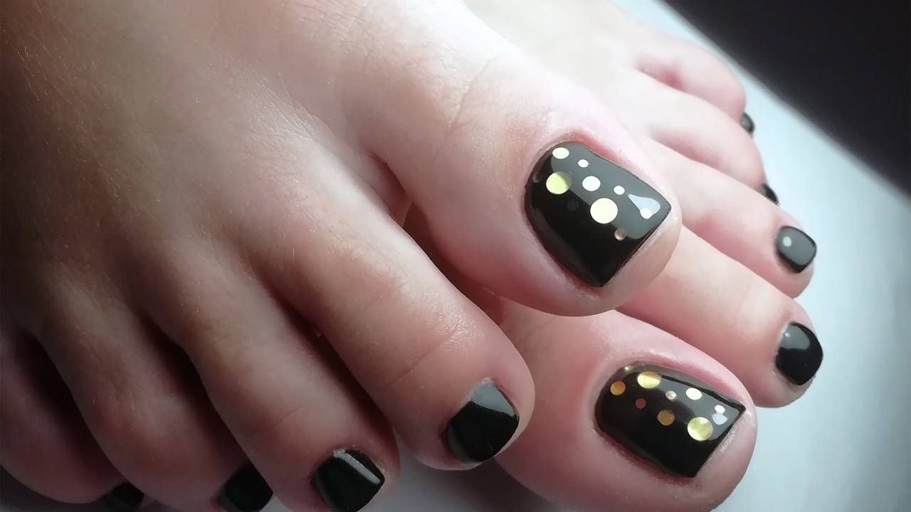 As unhas pretas têm desempenhado um papel significativo na moda, associando-se tanto a subculturas alternativas quanto à expressão de sofisticação e elegância