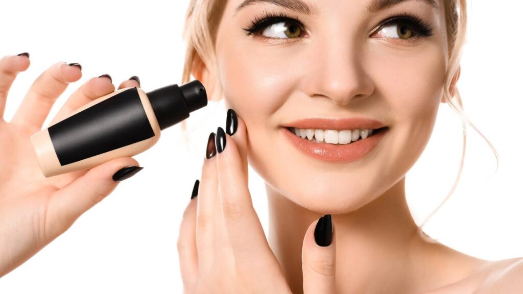 As unhas pretas têm desempenhado um papel significativo na moda, associando-se tanto a subculturas alternativas quanto à expressão de sofisticação e elegância