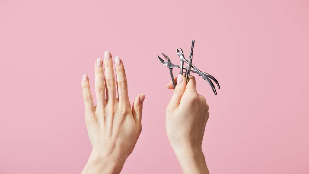 O alongamento de unhas é uma tendência crescente nos salões de beleza e conquista cada vez mais adeptas que desejam praticidade aliada à sofisticação