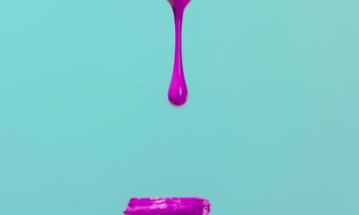 A aplicação de esmalte nas unhas é uma prática estética comum, mas pode gerar frustrações, como o craquelamento após o uso do top coat, devido a erros de técnica ou incompatibilidade de produtos, tornando importante entender as causas e soluções para esse problema.