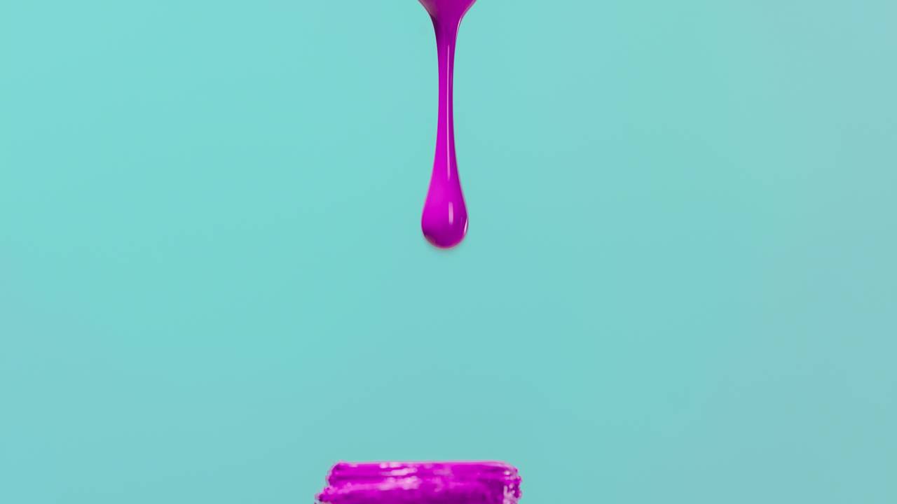 A aplicação de esmalte nas unhas é uma prática estética comum, mas pode gerar frustrações, como o craquelamento após o uso do top coat, devido a erros de técnica ou incompatibilidade de produtos, tornando importante entender as causas e soluções para esse problema.