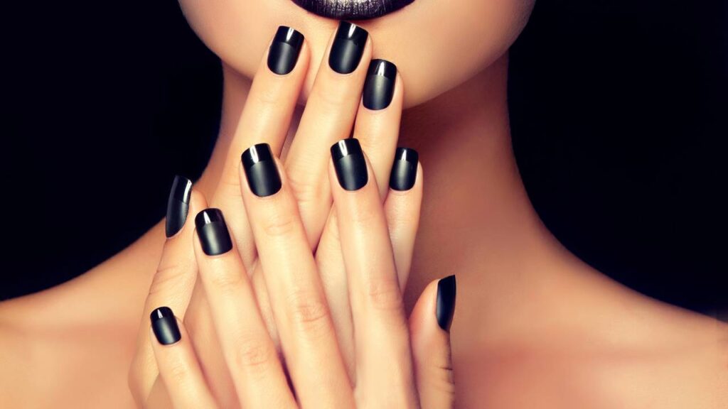 5 cores de esmalte que deixam suas mãos mais elegantes