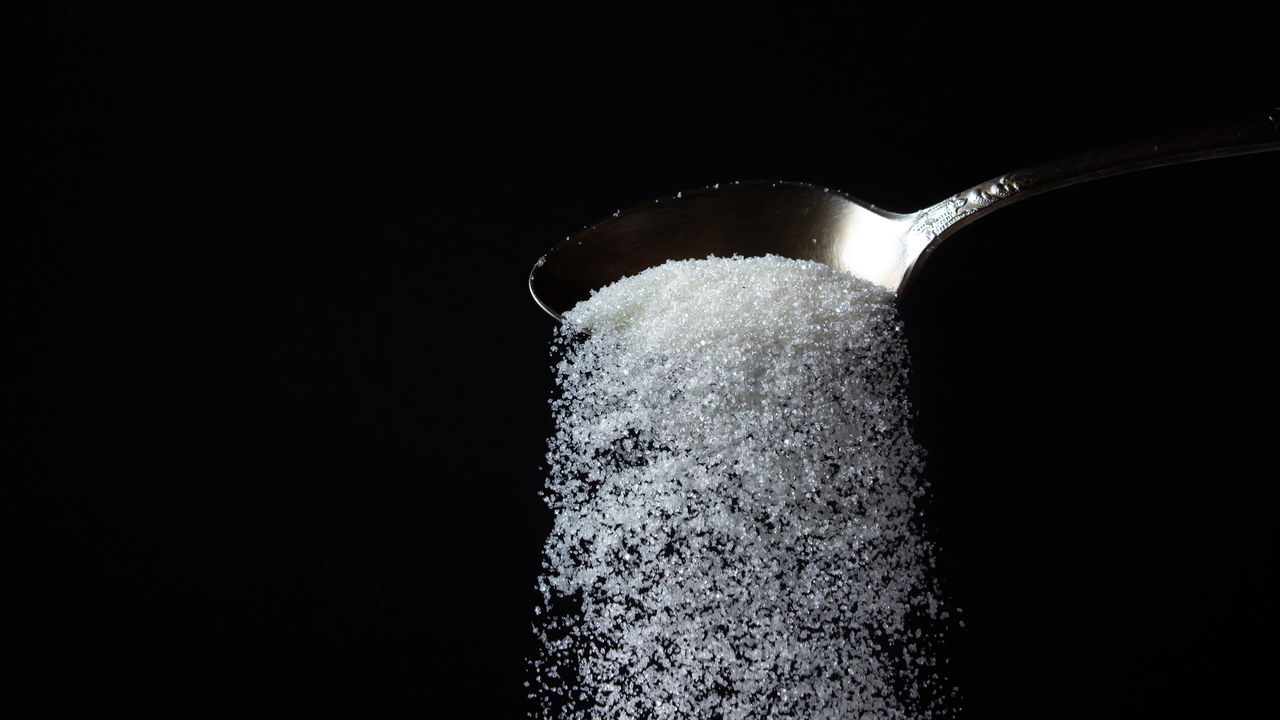 Utilizar açúcar é uma técnica amplamente reconhecida para aumentar a durabilidade das flores cortadas