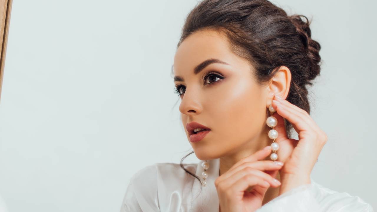Como escolher brincos que combinam com o formato do seu rosto