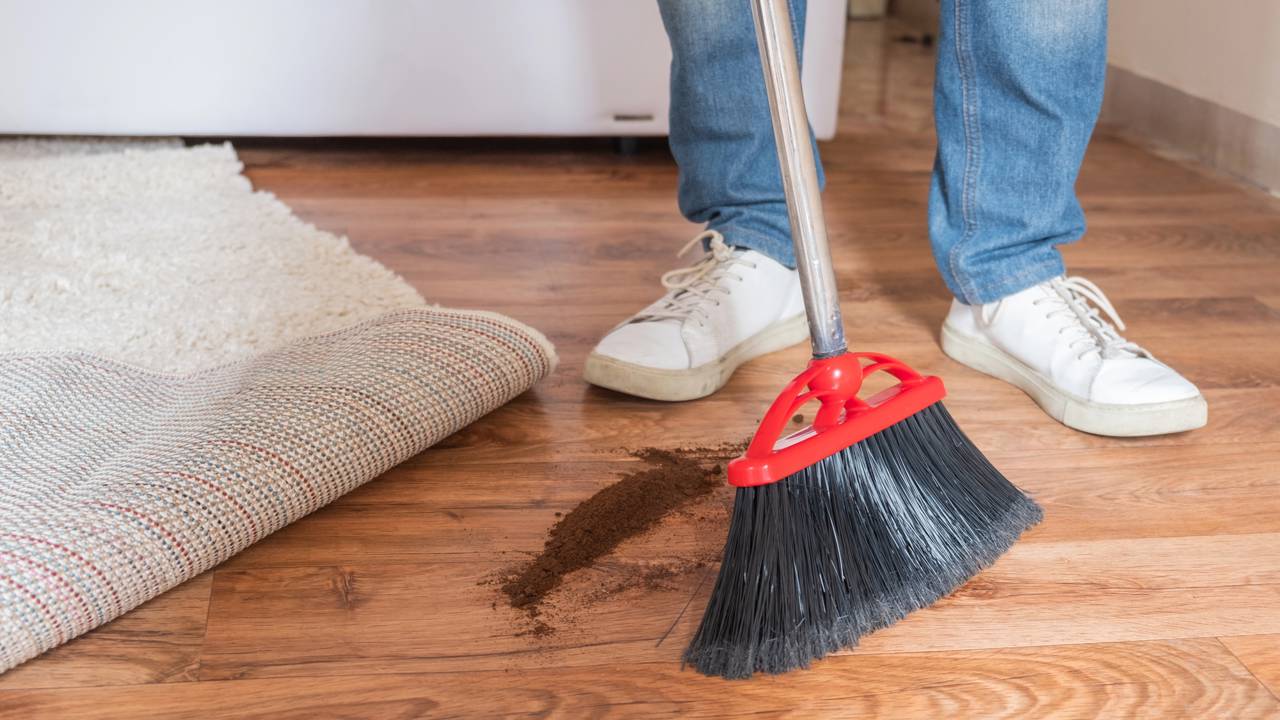 Por que varrer à noite pode atrair má sorte segundo crenças antigas