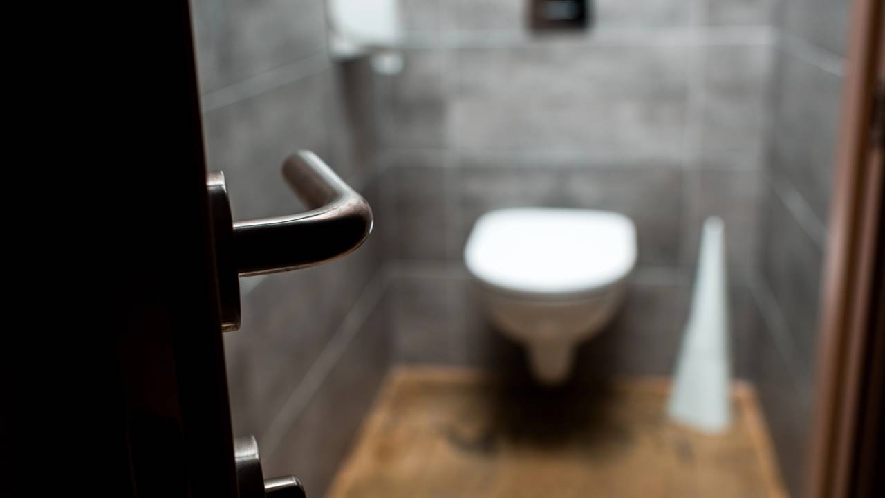 Barulhos em um vaso sanitário podem ser incômodos, especialmente quando surgem na forma de uma goteira intermitente. Esse som pode indicar diversos problemas de funcionamento, que vão desde uma simples necessidade de ajuste até defeitos mais complexos no sistema de encanamento. Compreender a origem desse ruído é fundamental para evitar danos maiores e garantir a eficiência do consumo de água.