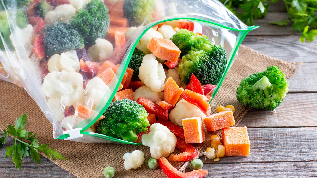 Você já notou que suas verduras estão congelando na gaveta da geladeira? Esse fenômeno é mais comum do que parece e pode afetar a qualidade e o sabor dos alimentos