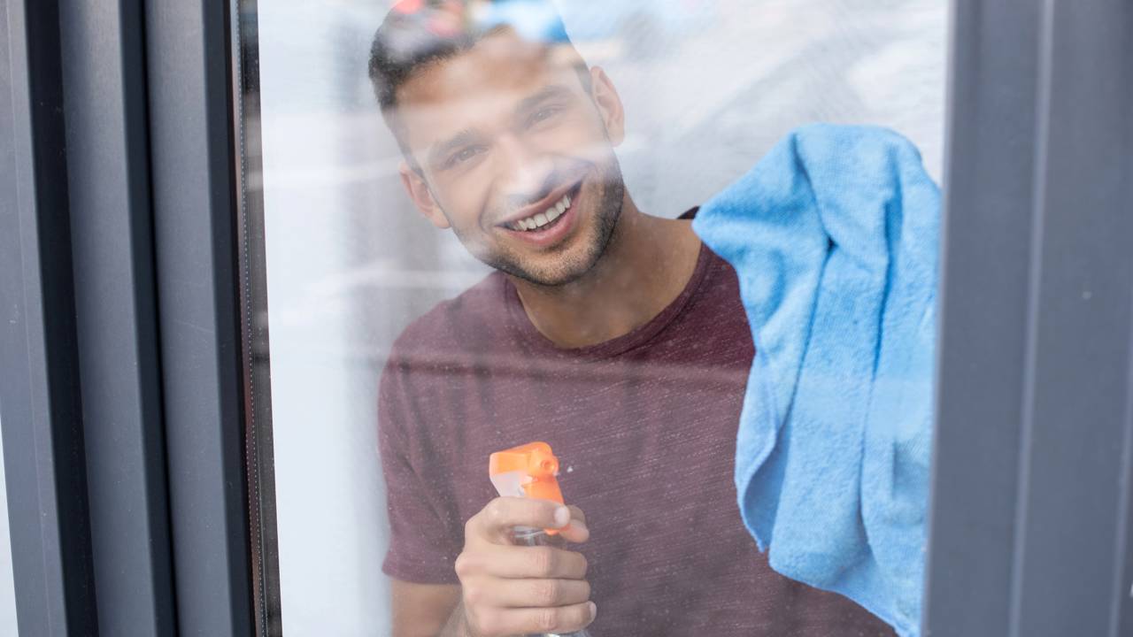 Como deixar o vidro brilhando com jornal e sem gastar muito