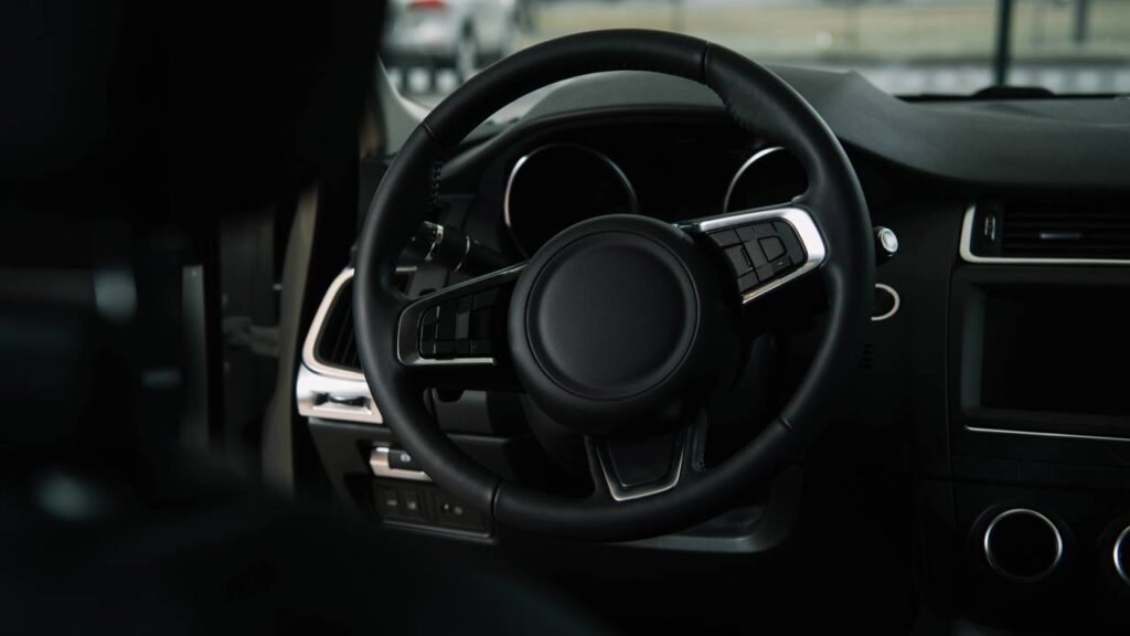 Atitudes simples ao volante e cuidados antes de viajar ajudam a cortar o consumo de combustível com segurança e economia