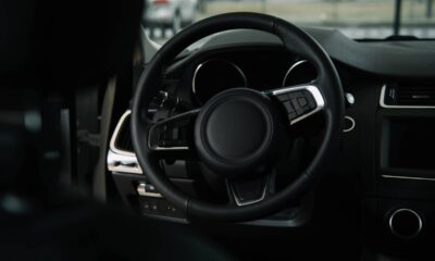 Volante vibrando ao dirigir pode indicar falhas sérias no sistema de direção