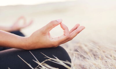 O exercício de yoga que dá força às pernas após os 50 anos