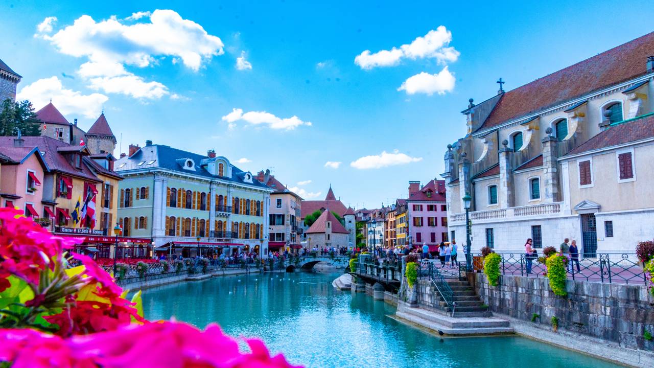 A cidade que encanta com canais, montanhas e o charme que lhe rendeu o título de Veneza dos Alpes