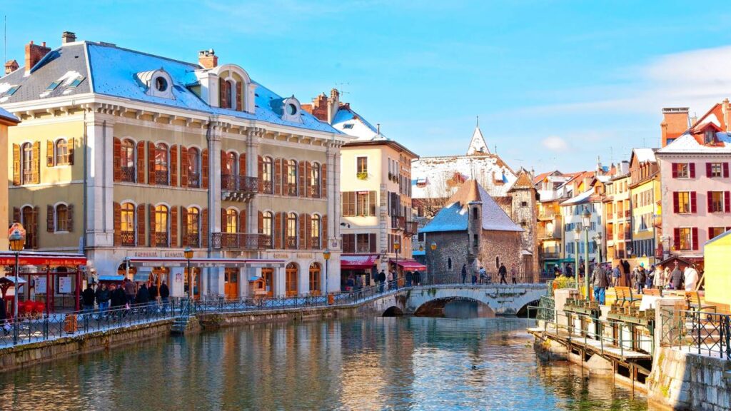 A cidade que encanta com canais, montanhas e o charme que lhe rendeu o título de Veneza dos Alpes