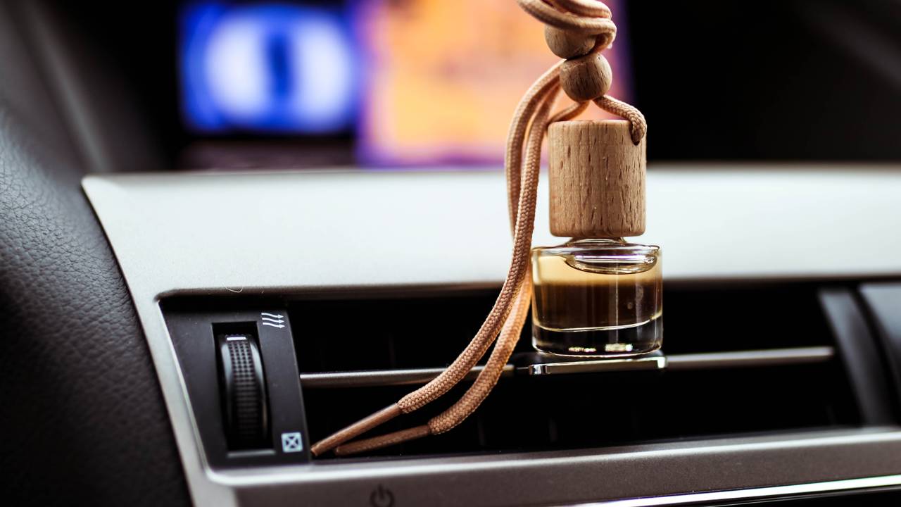 Fiz um aromatizador caseiro e o cheiro do meu carro melhorou muito