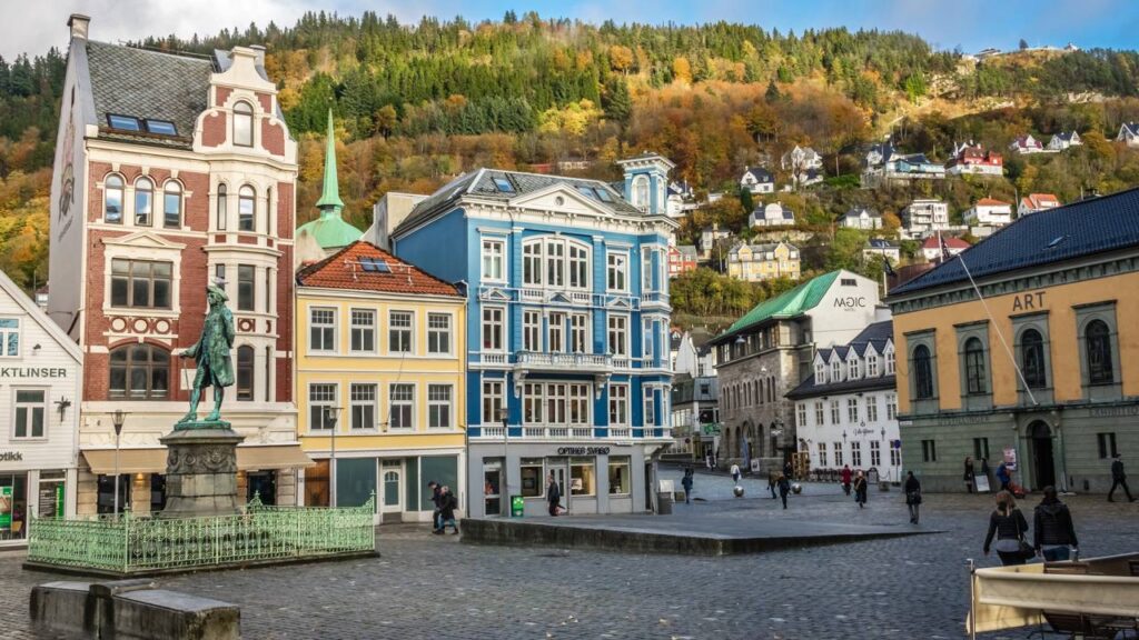 Os fiordes dessa cidade criam paisagens intensas que fazem qualquer viagem ganhar vida