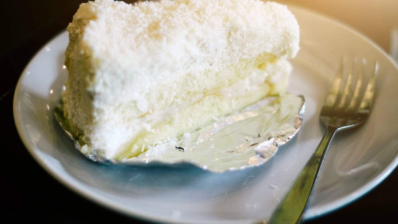 O segredo da minha vó para deixar o bolo gelado de coco ainda mais gostoso