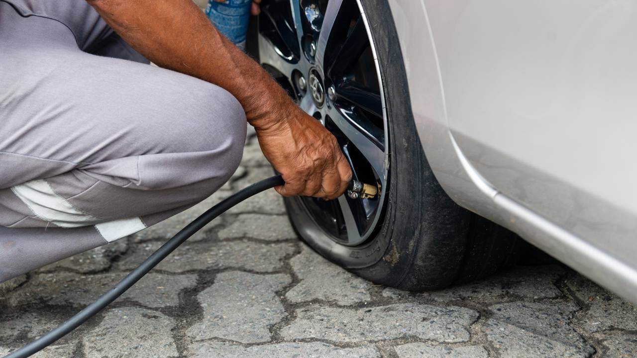 Nem 28, nem 32: essa é a pressão certa do pneu para evitar desperdício de combustível