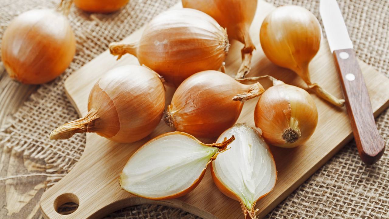 Guardar cebolas corretamente evita brotos e ainda mantém o sabor por mais tempo