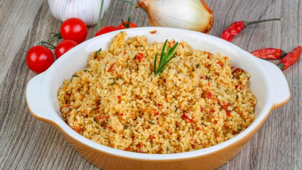 Cuscuz nordestino com carne seca e requeijão pronto em até 15 minutos