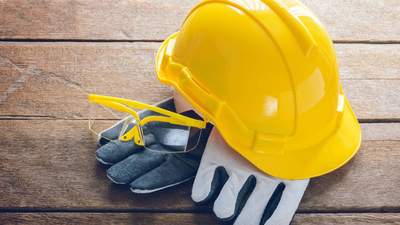 Empregado foi demitido por justa causa por se recusar a usar EPI