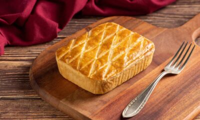 Receita simples de empadão de frango conquista pelo recheio cremoso