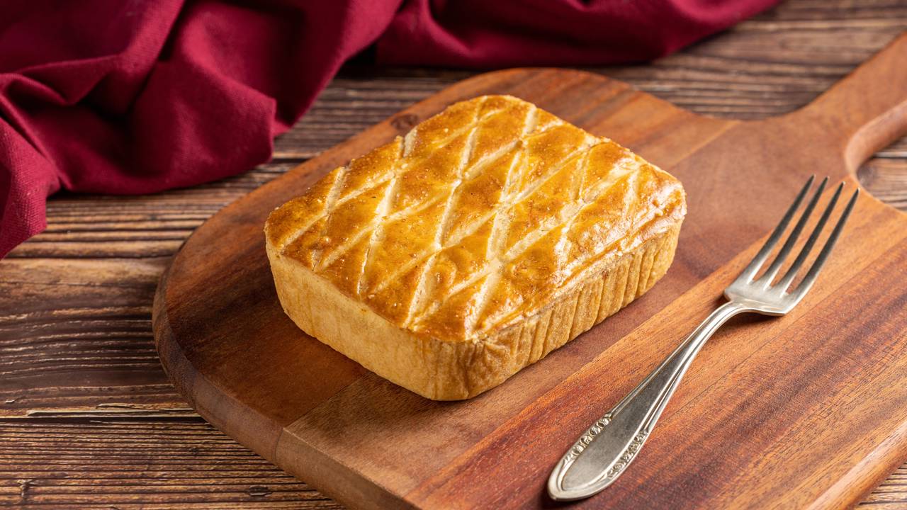 Receita simples de empadão de frango conquista pelo recheio cremoso