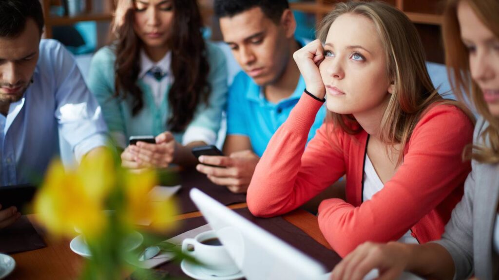 Cinco sinais de que seu corpo está pedindo uma pausa urgente e você está ignorando