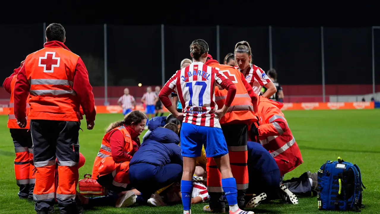 Jogadora sofre traumatismo craniano durante jogo da Champions e segue internada
