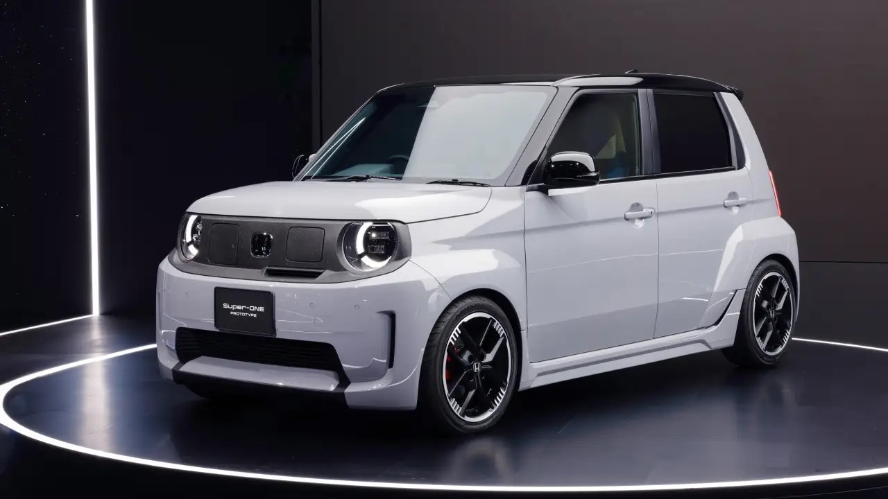 Honda apresenta seu novo carro elétrico com câmbio manual