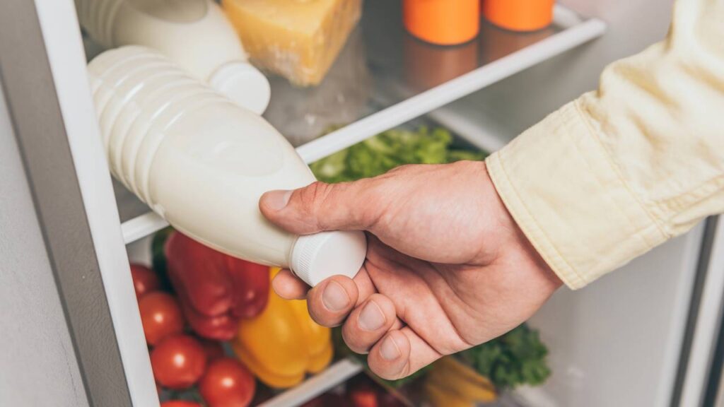 Há um jeito simples de manter o leite aberto por mais tempo sem perder qualidade