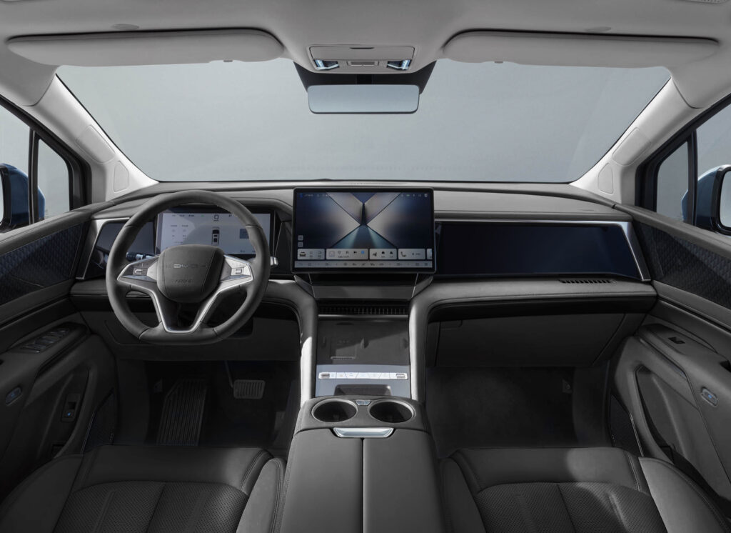 BYD M9 impressiona com design familiar e interior luxuoso