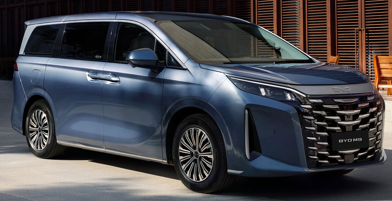 BYD M9 impressiona com design familiar e interior luxuoso