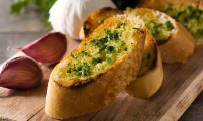 Pão de alho da minha avó conquista churrascos com recheio que surpreende
