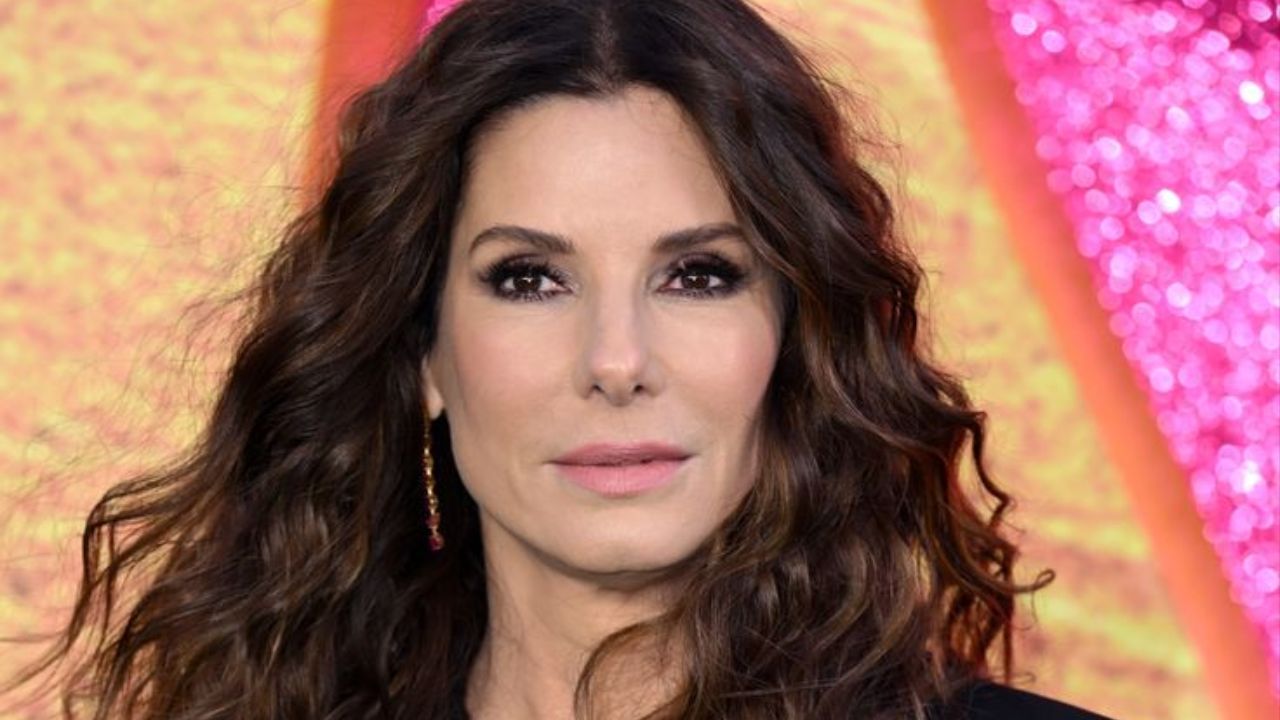 Sandra Bullock mostra como a elegância cresce com o tempo ao apostar em peças clássicas e acessórios discretos
