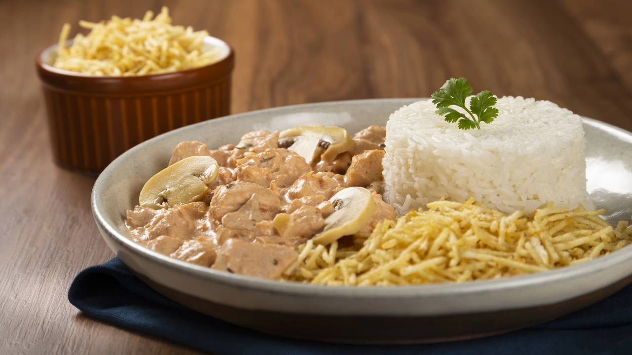 Estrogonofe clássico com carne macia e molho cremoso