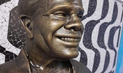 Samba Social Clube inaugura estátuas de Carlinhos de Jesus e Neguinho da Beija-Flor no Dia Nacional do Samba